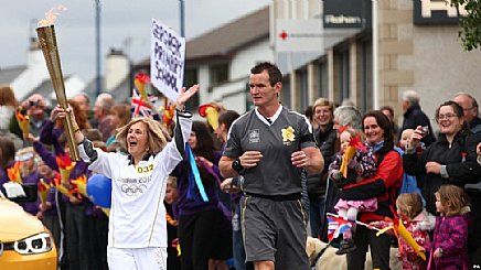 Gergask Primary cheers on Olympic Flame